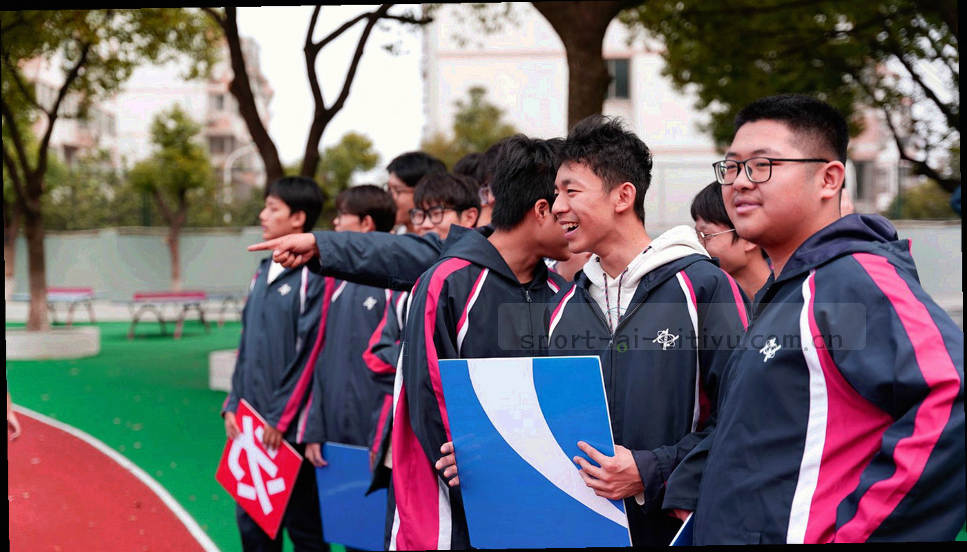 暗调赛场数据屏局部，荧光绿线条连接咨询入口与面板图标